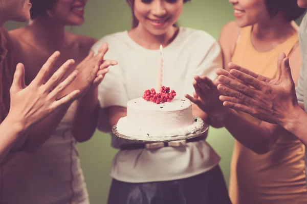 年轻的女孩，抱着生日蛋糕 — 图库照片