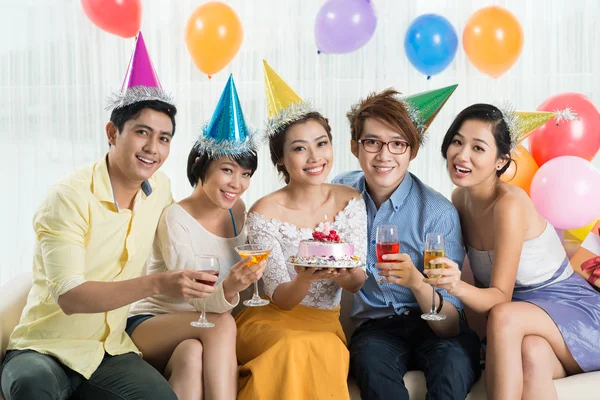 Freunde stoßen auf Geburtstagsparty an — Stockfoto