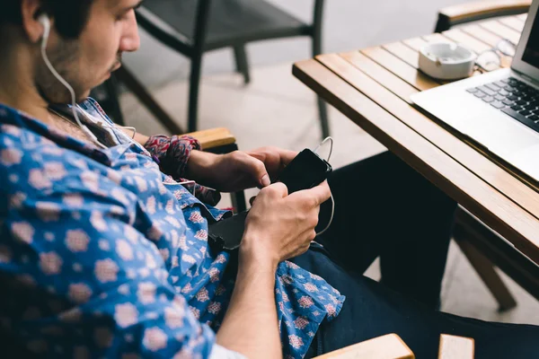 Man listening to the music with smartphone — Stock Photo, Image