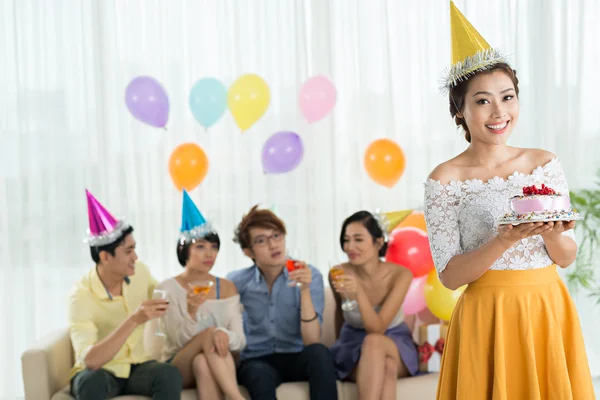 Sonriente cumpleañera sosteniendo un pastel —  Fotos de Stock