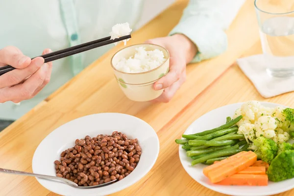 Man eten rijst en groenten — Stockfoto