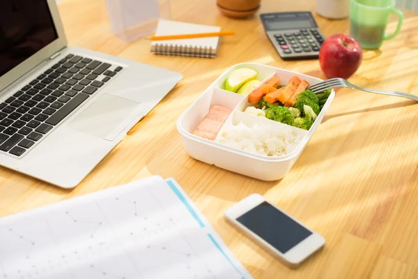 Comida saudável na mesa do escritório — Fotografia de Stock