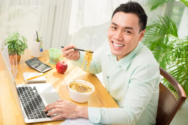 Anlık erişte yemeye Asya ofis çalışanı — Stok fotoğraf