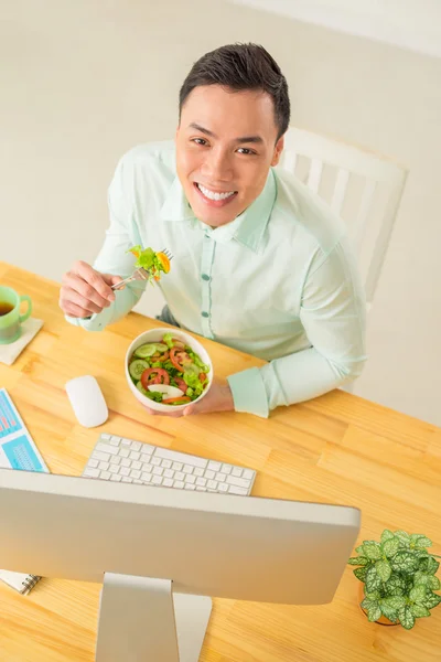 Zakenman eten plantaardige salade — Stockfoto