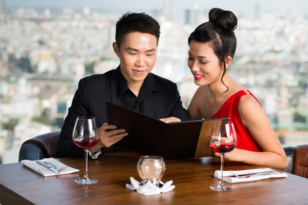 Menú de lectura en pareja juntos —  Fotos de Stock