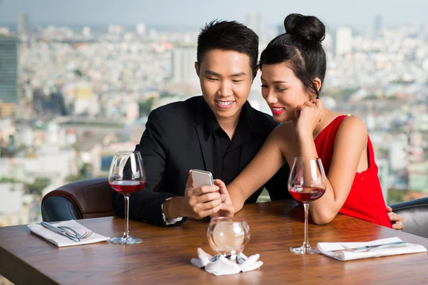 Pareja viendo algo en el teléfono móvil —  Fotos de Stock