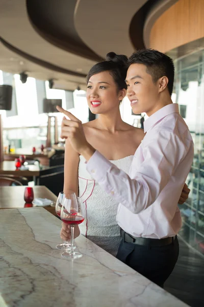 Jeune couple passe du temps dans le bar — Photo