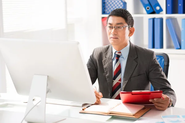 Uomo d'affari che lavora al computer — Foto Stock