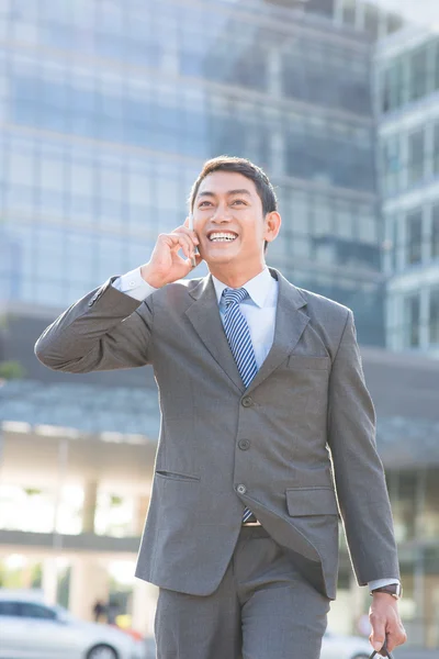 Businessman talking on the phone — Stock Photo, Image