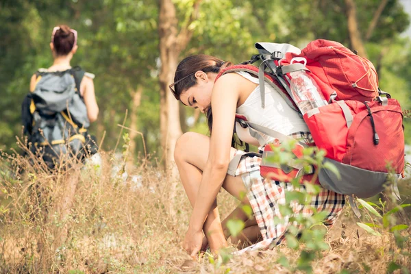 Woman lacing up shoes before go hiking — Stock Photo, Image