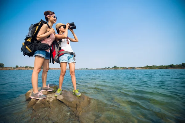 亚洲的徒步旅行者 birdswatching 在湖 — 图库照片