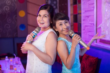 karaoke bar'ın zarif kadınlarda