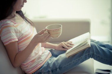 Kitap okuyan bir kadın.