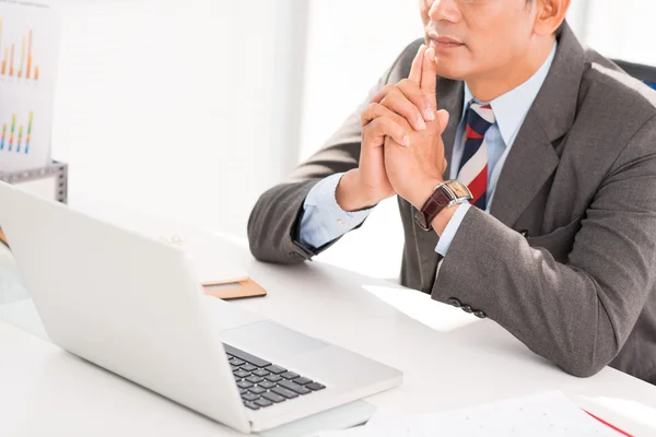 Uomo d'affari di fronte al computer portatile — Foto Stock