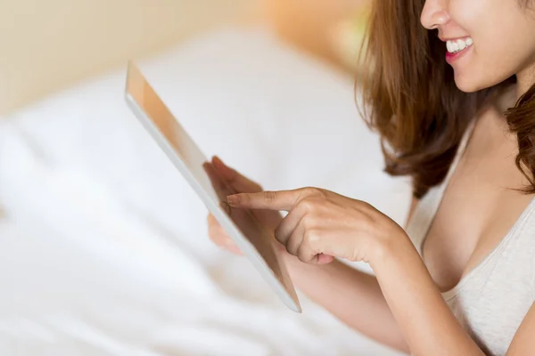 Ragazza utilizzando un tablet digitale — Foto Stock