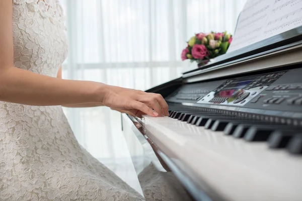 Playing synthesizer — Stock Photo, Image