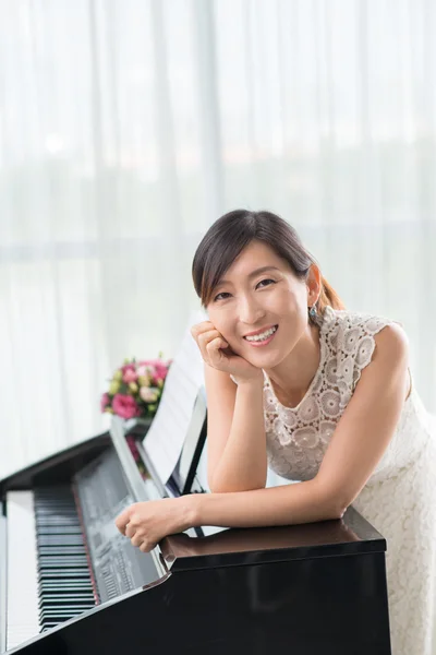 Korean teacher of piano — Stock Photo, Image