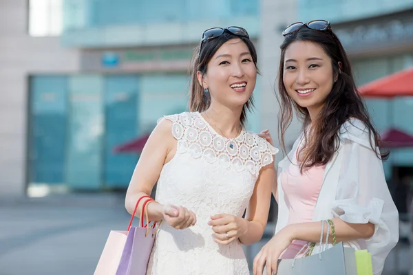 Chicas con bolsas de compras — Foto de Stock