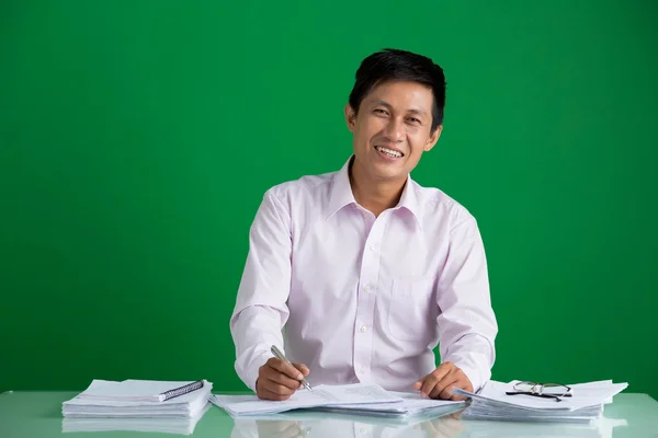 Homem de negócios vietnamita trabalhando com papéis — Fotografia de Stock