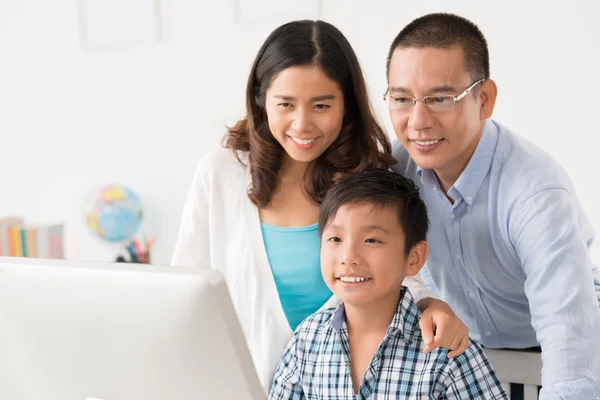 Famiglia vietnamita guardando il monitor del computer — Foto Stock