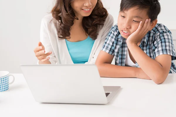 Hausaufgaben am Laptop machen — Stockfoto