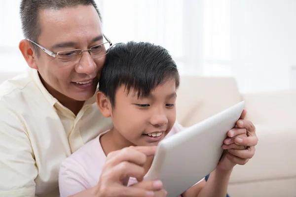 Vater und Sohn spielen auf digitalem Tablet — Stockfoto