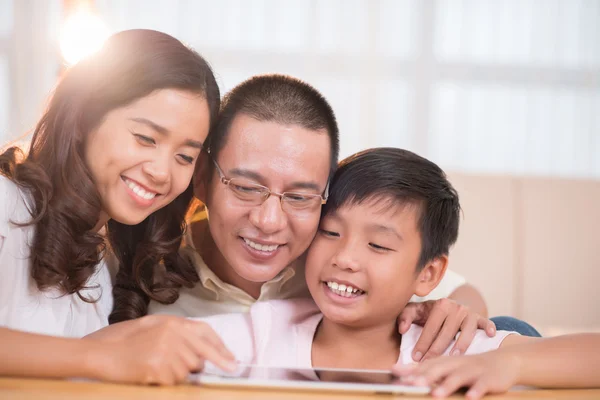 Asiatisk familj som använder digital surfplatta — Stockfoto