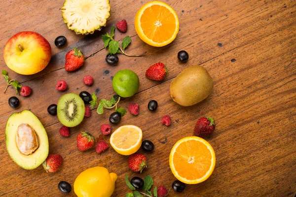 Frutas e bagas em madeira — Fotografia de Stock