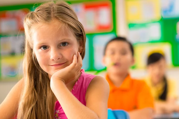 Schönes kleines Schulmädchen — Stockfoto