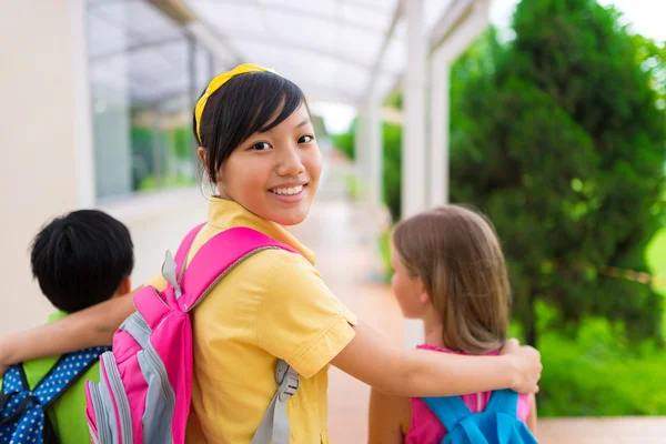 Vietnamesische Schülerin umarmt ihre Klassenkameraden — Stockfoto