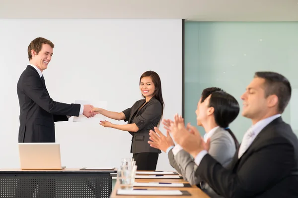 Affärsman gratulera vietnamesiska manager — Stockfoto