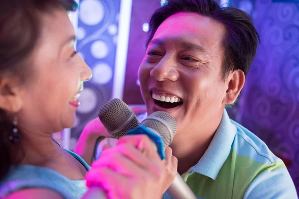 Envejecido asiático hombre cantando una canción en dúo — Foto de Stock