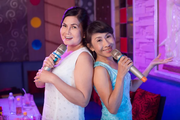 Elegante Frauen in der Karaoke-Bar — Stockfoto