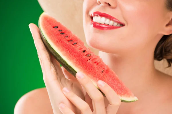 Kvinna äter vattenmelon — Stockfoto