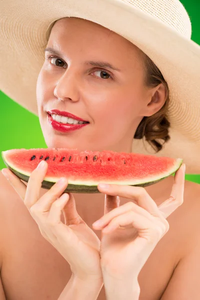 Kvinna äta färsk vattenmelon — Stockfoto