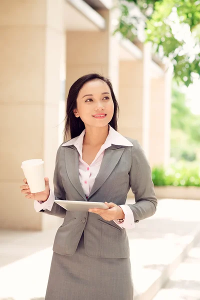Vietnamesische Geschäftsfrau mit digitalem Tablet — Stockfoto