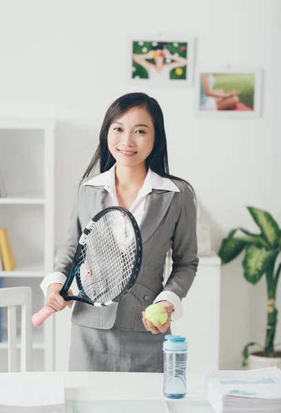 Azjatycki biznes dama z rakieta tenisowa — Zdjęcie stockowe
