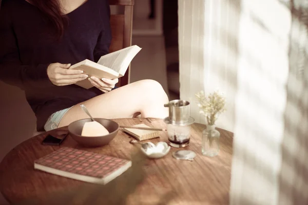 Frau liest Buch zu Hause — Stockfoto