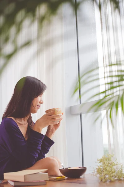 Vacker kvinna njuter av kaffe — Stockfoto