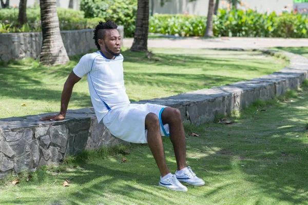 Sportman doen oefening voor zijn triceps — Stockfoto