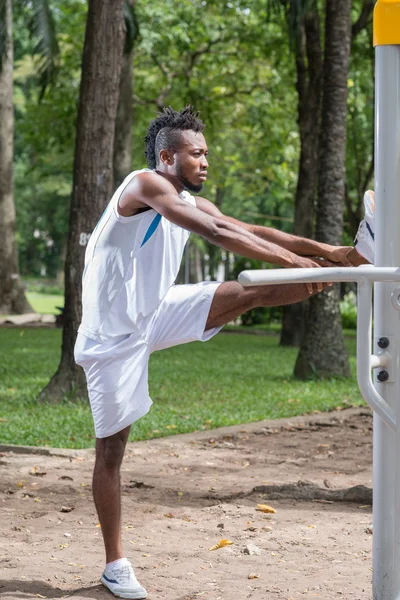 Homem fazendo exercícios de alongamento — Fotografia de Stock