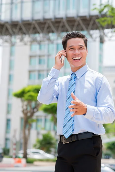 Geschäftsmann telefoniert — Stockfoto