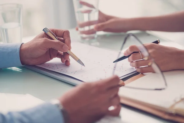 Zakelijk document bespreken — Stockfoto