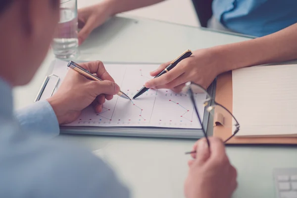 Discussing annual report — Stock Photo, Image