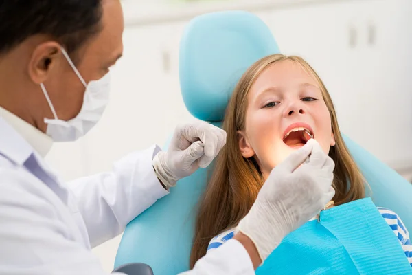 Fille ayant un examen dentaire — Photo