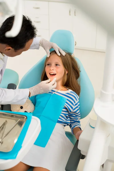 Colegiala en un dentista — Foto de Stock