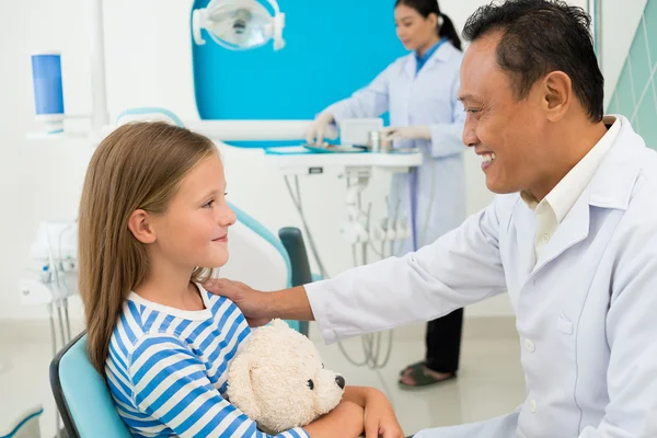 Dentista experimentado apoyando a su paciente — Foto de Stock