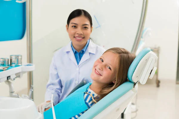 Menina pronta para ter exame dentário — Fotografia de Stock