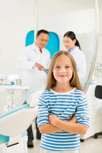 Chica sonriente en la odontología — Foto de Stock