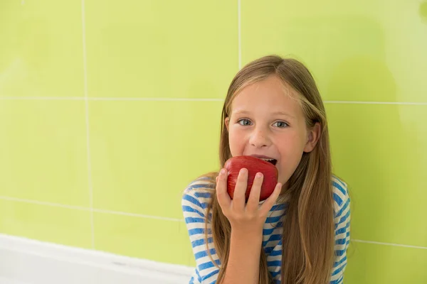 Comer manzana — Foto de Stock